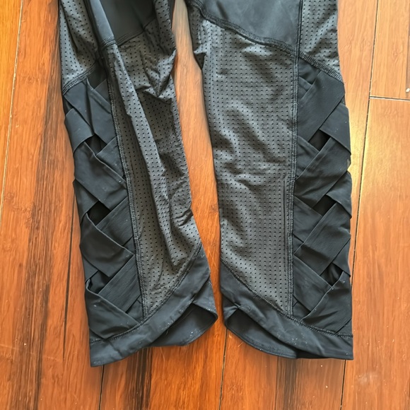 Excellent condition lululemon crop leggings - Picture 3 of 4